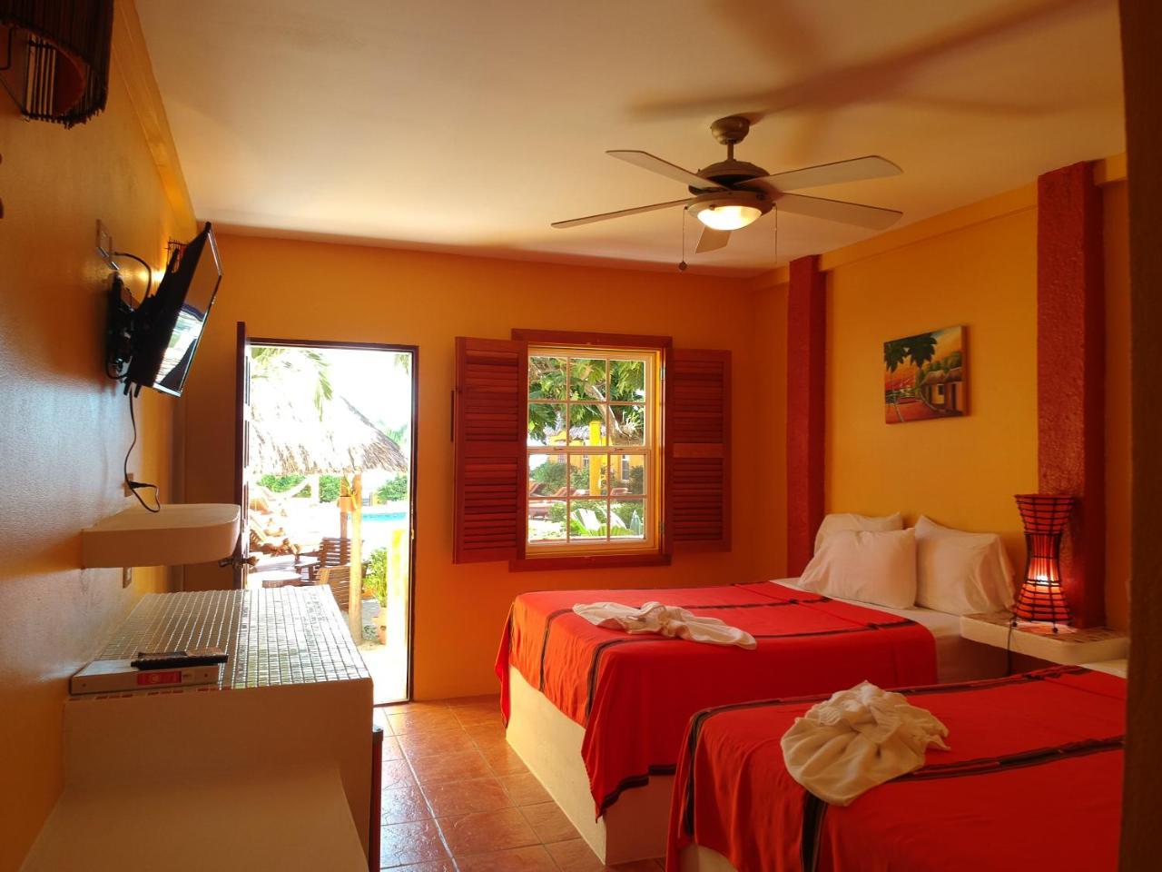 Seaside Cabanas Hotel Caye Corker Exterior foto
