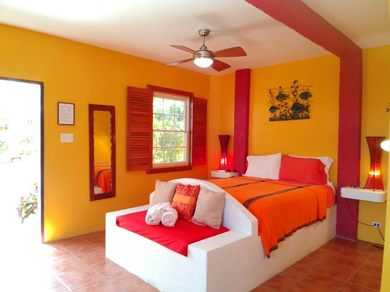 Seaside Cabanas Hotel Caye Corker Exterior foto